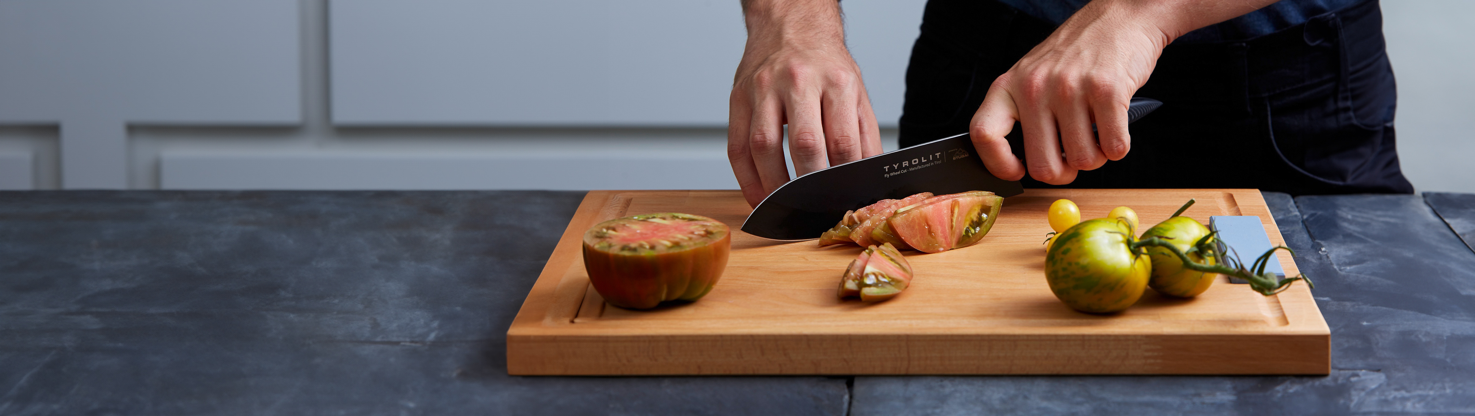 Messerserie Darkline von Tyrolit Life beim Schneiden von Tomaten